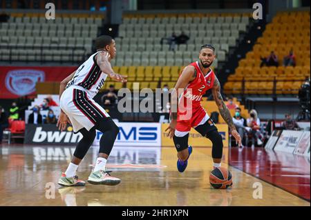 ATENE, GRECIA - FEBBRAIO 24: Tyler Dorsey, #2 di Olympiacos Piraeus durante la gara della stagione Regular Season Round 27 della Turkish Airlines Eurolega tra Olympiacos Piraeus e AX Armani Exchange Milano al Peace and Friendship Stadium il 24 Febbraio 2022 ad Atene, Grecia. Credit: Stefanos Kyriazis/Alamy Live News Foto Stock