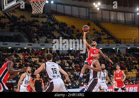 ATENE, GRECIA - FEBBRAIO 24: Tyler Dorsey, #2 di Olympiacos Piraeus durante la gara della stagione Regular Season Round 27 della Turkish Airlines Eurolega tra Olympiacos Piraeus e AX Armani Exchange Milano al Peace and Friendship Stadium il 24 Febbraio 2022 ad Atene, Grecia. Credit: Stefanos Kyriazis/Alamy Live News Foto Stock