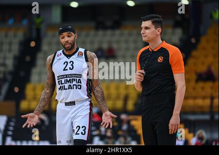 ATENE, GRECIA - FEBBRAIO 24: Malcom Delaney, #23 di AX Armani Exchange Milano in azione durante la gara della stagione regolare Eurolega Turkish Airlines 27 tra Olympiacos Piraeus e AX Armani Exchange Milano al Peace and Friendship Stadium il 24 febbraio 2022 ad Atene, Grecia. Credit: Stefanos Kyriazis/Alamy Live News Foto Stock