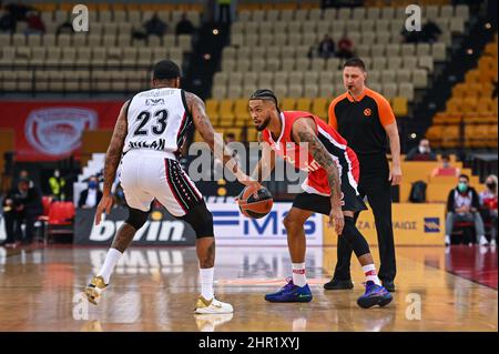 ATENE, GRECIA - FEBBRAIO 24: Tyler Dorsey, #2 di Olympiacos Piraeus durante la gara della stagione Regular Season Round 27 della Turkish Airlines Eurolega tra Olympiacos Piraeus e AX Armani Exchange Milano al Peace and Friendship Stadium il 24 Febbraio 2022 ad Atene, Grecia. Credit: Stefanos Kyriazis/Alamy Live News Foto Stock
