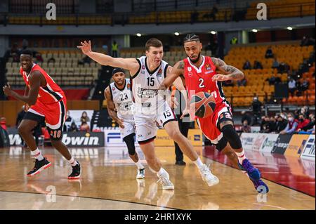 ATENE, GRECIA - FEBBRAIO 24: Tyler Dorsey, #2 di Olympiacos Piraeus durante la gara della stagione Regular Season Round 27 della Turkish Airlines Eurolega tra Olympiacos Piraeus e AX Armani Exchange Milano al Peace and Friendship Stadium il 24 Febbraio 2022 ad Atene, Grecia. Credit: Stefanos Kyriazis/Alamy Live News Foto Stock