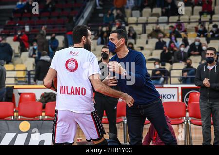 ATENE, GRECIA - FEBBRAIO 24: Luigi Datome con Nikos Zisis durante l'Eurolega Turkish Airlines Regular Season Round 27 Match tra Olympiacos Piraeus e AX Armani Exchange Milano allo Stadio della Pace e dell'amicizia il 24 febbraio 2022 ad Atene, Grecia. Credit: Stefanos Kyriazis/Alamy Live News Foto Stock