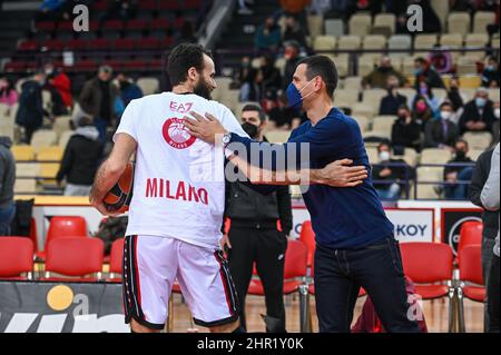 ATENE, GRECIA - FEBBRAIO 24: Luigi Datome con Nikos Zisis durante l'Eurolega Turkish Airlines Regular Season Round 27 Match tra Olympiacos Piraeus e AX Armani Exchange Milano allo Stadio della Pace e dell'amicizia il 24 febbraio 2022 ad Atene, Grecia. Credit: Stefanos Kyriazis/Alamy Live News Foto Stock