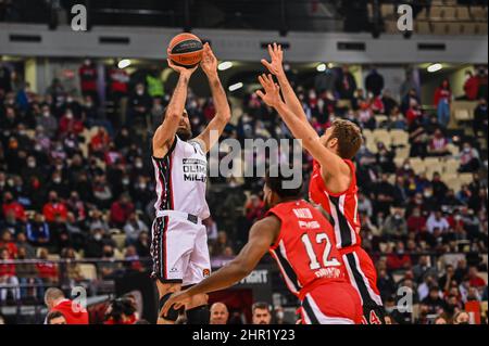 ATENE, GRECIA - FEBBRAIO 24: LUIGI DATOME, #70 di AX Armani Exchange Milano in azione durante la gara della stagione regolare Eurolega Turkish Airlines 27 tra Olympiacos Piraeus e AX Armani Exchange Milano al Peace and Friendship Stadium il 24 febbraio 2022 ad Atene, Grecia. Credit: Stefanos Kyriazis/Alamy Live News Foto Stock