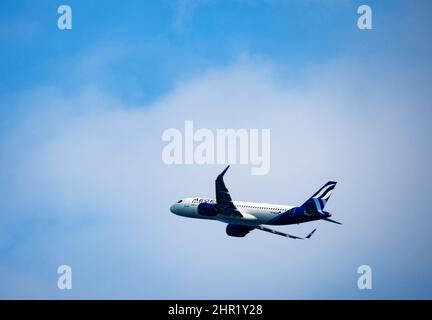 Aegean Airlines Airbus A320-271N con registrazione SX-NED velivolo nel cielo blu. Foto Stock