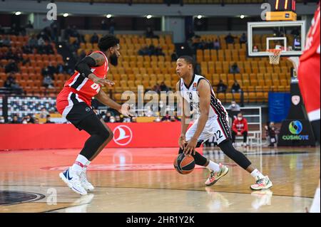 ATENE, GRECIA - FEBBRAIO 24: Tyler Dorsey, #2 di Olympiacos Piraeus compete con Devon Hall, #22 di AX Armani Exchange Milano durante la stagione regolare dell'Eurolega Turkish Airlines turno 27 tra Olympiacos Piraeus e AX Armani Exchange Milano allo Stadio della Pace e dell'amicizia il 24 febbraio 2022 ad Atene, Grecia. Credit: Stefanos Kyriazis/Alamy Live News Foto Stock