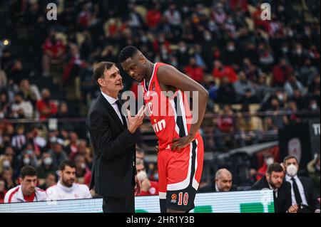 ATENE, GRECIA - FEBBRAIO 24: Caduta di Moustapha, #10 di Olympiacos Pireo con il pullman Bartzokas durante la gara della stagione regolare dell'Eurolega Turkish Airlines 27 tra Olympiacos Pireo e AX Armani Exchange Milano allo Stadio della Pace e dell'amicizia il 24 Febbraio 2022 ad Atene, Grecia. Credit: Stefanos Kyriazis/Alamy Live News Foto Stock