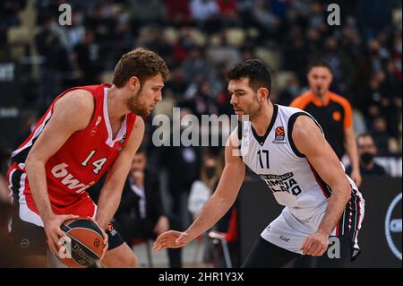 ATENE, GRECIA - FEBBRAIO 24: SASHA VEZENKOV, #14 di Olympiacos Pireo in azione durante la gara di stagione regolare dell'Eurolega Turkish Airlines 27 tra Olympiacos Pireo e AX Armani Exchange Milano allo Stadio della Pace e dell'amicizia il 24 Febbraio 2022 ad Atene, Grecia. Credit: Stefanos Kyriazis/Alamy Live News Foto Stock