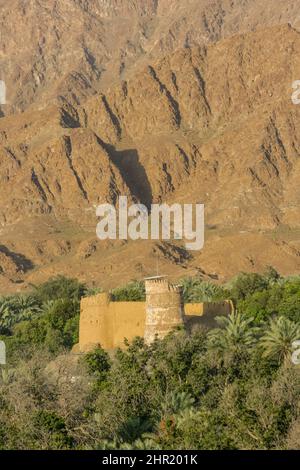 Al Bithnah Fort è una fortificazione tradizionale situata nel Wadi Ham, vicino al villaggio di Bithnah a Fujairah, negli Emirati Arabi Uniti. Foto Stock