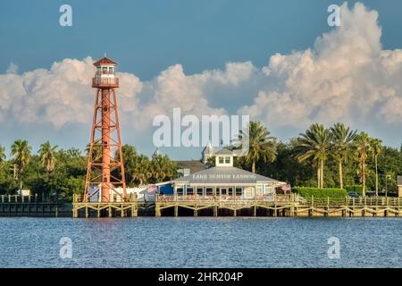 Vista del lago Sumter Landing nei villaggi, Florida dal campo da golf Arnold Palmer Legends Foto Stock