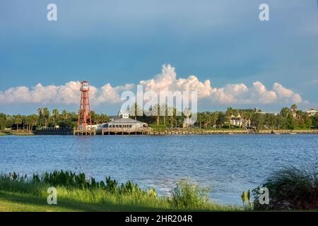 Vista del lago Sumter Landing nei villaggi, Florida dal campo da golf Arnold Palmer Legends Foto Stock