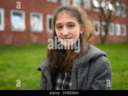 Hannover, Germania. 24th Feb 2022. Greta Harling, una studentessa di 11th gradi alla scuola superiore di Schiller, siede fuori della sua scuola. La pandemia di Corona è anche molto stressante per gli studenti. (A dpa topic package su due anni della pandemia di Corona in bassa Sassonia) Credit: Julian Stratenschulte/dpa/Alamy Live News Foto Stock