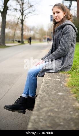 Hannover, Germania. 24th Feb 2022. Greta Harling, una studentessa di 11th gradi alla scuola superiore di Schiller, siede fuori della sua scuola. La pandemia di Corona è anche molto stressante per gli studenti. (A dpa topic package su due anni della pandemia di Corona in bassa Sassonia) Credit: Julian Stratenschulte/dpa/Alamy Live News Foto Stock