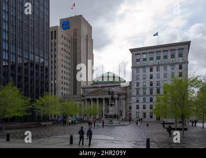 Dettaglio architettonico della Place d'Armes, con la Banca di Montreal sede in background e il monumento di Paul de Chomedey Foto Stock