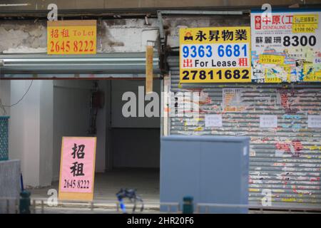 il negozio vuoto mostra il poster 'in affitto' nella zona turistica di tsim sha tsui. il negozio è debole a hong kong dopo l'inflessione dell'onda 5th Foto Stock