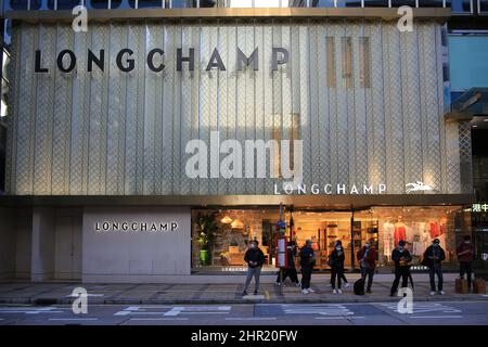 Hong Kong - Febbraio 26 2022: L'ammiraglia di Longchamp a tsim sha tsui. Il retail è debole a hong kong dopo l'inflessione dell'onda 5th Foto Stock