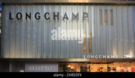 Hong Kong - Febbraio 26 2022: L'ammiraglia di Longchamp a tsim sha tsui. Il retail è debole a hong kong dopo l'inflessione dell'onda 5th Foto Stock