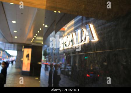 Hong Kong - Febbraio 26 2022: Ammiraglia Prada a tsim sha tsui. Il retail è debole a hong kong dopo l'inflessione dell'onda 5th Foto Stock