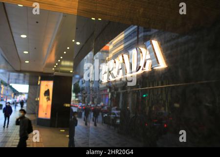 Hong Kong - Febbraio 26 2022: Ammiraglia Prada a tsim sha tsui. Il retail è debole a hong kong dopo l'inflessione dell'onda 5th Foto Stock