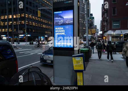 24 febbraio 2022, New York City, New York, U.S: Il chiosco digitale LINKNYC annuncia CHE LA RUSSIA INVADE L'UCRAINA a New York City (immagine di credito: © Billy Tompkins/ZUMA Press Wire) Foto Stock