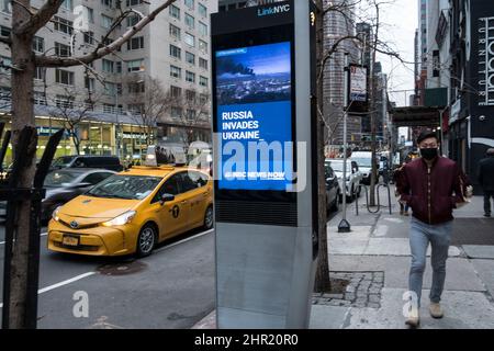 24 febbraio 2022, New York City, New York, U.S: Il chiosco digitale LINKNYC annuncia CHE LA RUSSIA INVADE L'UCRAINA a New York City (immagine di credito: © Billy Tompkins/ZUMA Press Wire) Foto Stock