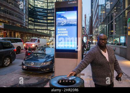 24 febbraio 2022, New York City, New York, U.S: Il chiosco digitale LINKNYC annuncia CHE LA RUSSIA INVADE L'UCRAINA a New York City (immagine di credito: © Billy Tompkins/ZUMA Press Wire) Foto Stock