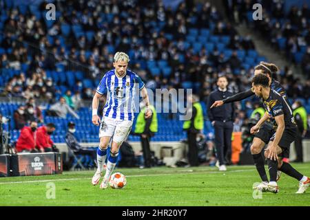 San Sebastian, Spagna. 24th Feb 2022. Adnan Januzaj (L) di Real Sociedad e Tyler Adams (R) di RB Leipzig visto in azione durante la partita della UEFA Europa League tra Real Sociedad e RB Leipzig alla reale Arena di San Sebastian. Punteggio finale; Real Sociedad 1:3 RB Leipzig (Photo by Thiago Prudencio/SOPA Images/Sipa USA) Credit: Sipa USA/Alamy Live News Foto Stock