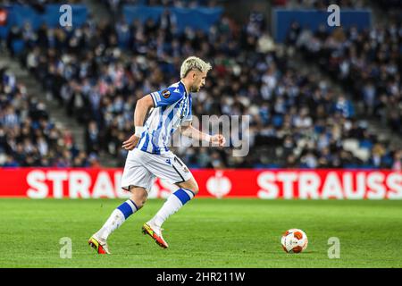 San Sebastian, Spagna. 24th Feb 2022. Adnan Januzaj di Real Sociedad visto in azione durante la partita della UEFA Europa League tra Real Sociedad e RB Leipzig alla reale Arena di San Sebastian. Punteggio finale; Real Sociedad 1:3 RB Leipzig (Photo by Thiago Prudencio/SOPA Images/Sipa USA) Credit: Sipa USA/Alamy Live News Foto Stock