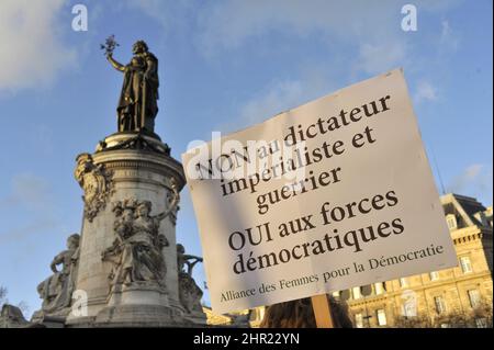 GLI UCRAINI A PARIGI PROTESTANO CONTRO L'INVASIONE RUSSA DELLA FRANCIA. PARIGI (75) 2022.02.24TH. PLACE DE LA REPUBLIQUE. SUPPORTARE IL RALLY IN UCRAINA Foto Stock