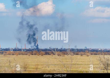 Fumo da un incendio nella distanza dietro il campo Foto Stock