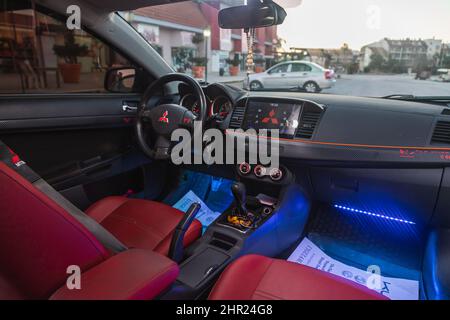 Side, Turchia – Febbraio 02 2022: Mitsubishi Lancer , primo piano del cruscotto, giocatore, volante, leva dell'acceleratore, pulsanti, sedili con blu Foto Stock