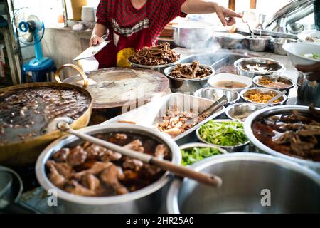 Zuppa di noodle d'anatra con noodle, cucina cinese gourmet Foto Stock