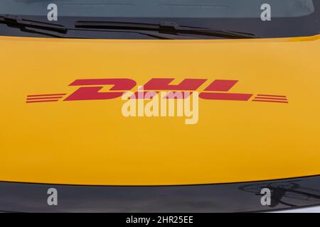 MOSCA, RUSSIA, - 11 FEBBRAIO 2022: L'iscrizione della società di logistica DHL sul cofano di un'auto. Foto Stock