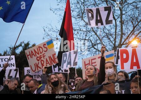 Madrid, Spagna. 24th Feb 2022. Persone che protestano di fronte all'ambasciata russa contro l'invasione russa dell'Ucraina il 24 febbraio 2022 a Madrid, Spagna. I manifestanti hanno cantato per la fine della guerra, portando striscioni e bandiere ucraine. (Foto di Álvaro Laguna/Pacific Press) Credit: Pacific Press Media Production Corp./Alamy Live News Foto Stock