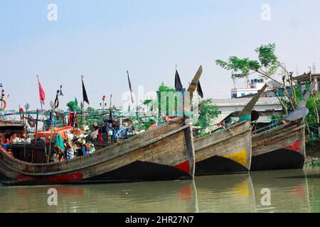 14-Jan-2020 Barguna, Bangladesh. Le barche da pesca in legno sono disposte in file. Foto Stock