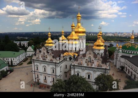 Ucraina, città di Kiev, vista dal campanile alla cattedrale di Uspensky e il complesso del monastero della grotta monastero di Kiev, l'Ascensione di Santa Maria Mon Foto Stock