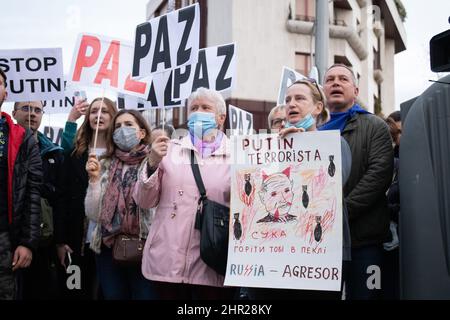 Madrid, Madrid, Spagna. 24th Feb 2022. Persone che protestano di fronte all'ambasciata russa contro l'invasione russa dell'Ucraina il 24 febbraio 2022 a Madrid, Spagna. I manifestanti hanno cantato per la fine della guerra, portando striscioni e bandiere ucraine. (Credit Image: © Lvaro Laguna/Pacific Press via ZUMA Press Wire) Foto Stock