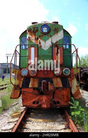 Ucraina, zona chiusa, locomotiva sul sito dell'ex stazione ferroviaria di Yaniv, ora nella zona inabitabile di 30 chilometri intorno alla potenza di Cernobyl Foto Stock