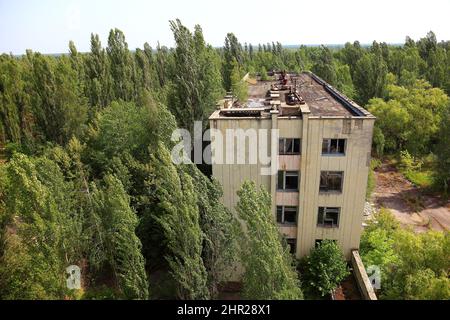 Ucraina, nella zona ristretta e inabitabile di 30 chilometri attorno alla centrale di Chernobyl e al campo di lavoro di Pripyat, edificio Foto Stock