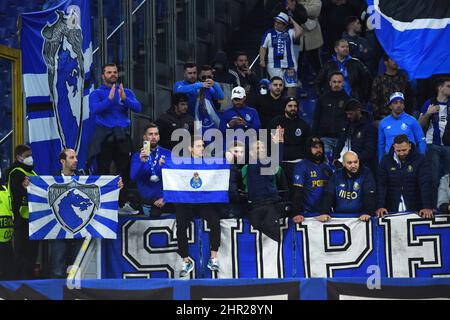 Roma, Lazio. 24th Feb 2022. Tifosi di Porto durante la partita Europa League tra SS Lazio e Porto allo stadio Olimpico di Roma, 23rd febbraio 2022. Fotografo01 credito: Agenzia indipendente di foto/Alamy Live News Foto Stock