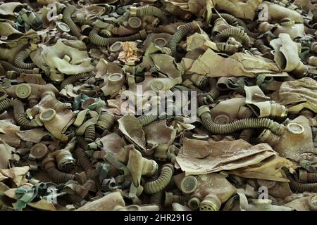 Ucraina, nella zona ristretta e inabitabile di 30 chilometri intorno alla centrale di Chernobyl e al campo di lavoro di Pripyat, Gasmasks Foto Stock