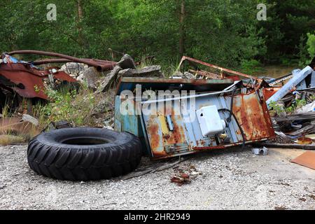 Ucraina, nella zona ristretta e inabitabile di 30 chilometri attorno alla centrale di Chernobyl e al campo di lavoro di Pripyat, vecchi pneumatici e ferro Foto Stock