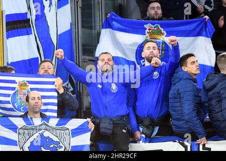 Roma, Lazio. 24th Feb 2022. Tifosi di Porto durante la partita Europa League tra SS Lazio e Porto allo stadio Olimpico di Roma, 23rd febbraio 2022. Fotografo01 credito: Agenzia indipendente di foto/Alamy Live News Foto Stock