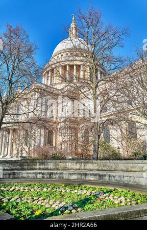 Cattedrale di St Paul, City of London, Inghilterra, in una soleggiata giornata invernale Foto Stock