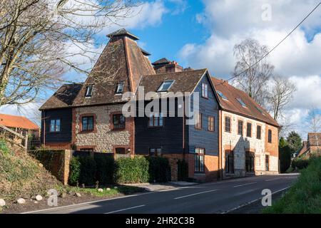 Forni di Inwood, ex forno di luppolo o casa di ostia convertiti in case in la strada, villaggio di Binsted, Hampshire, Inghilterra, Regno Unito Foto Stock