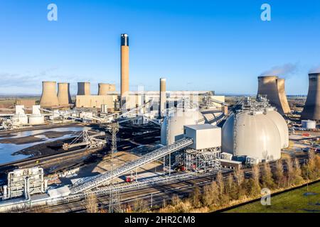 Una vista aerea della Drax Power Station nello Yorkshire UK e dei serbatoi di stoccaggio della biomassa utilizzati per immagazzinare biocarburanti per generare elettricità pulita Foto Stock