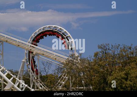 Montagne russe cavatappi capovolte durante un emozionante giro al parco a tema Sea World sulla Gold Coast, Queensland, Australia. Estate 2005. Foto Stock