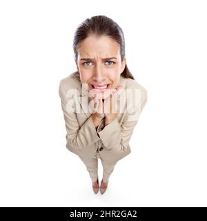 Vorrei che non avrò preso questa decisione. Scatto ad angolo alto di una bella giovane donna d'affari che guarda ansioso su uno sfondo bianco. Foto Stock