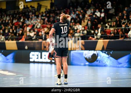 Daini Kristopans del PSG reagisce durante la EHF Champions League, partita di pallamano di fase di gruppo tra Paris Saint-Germain Handball e SG Flensburg-Handewitt il 24 febbraio 2022 allo stadio Pierre de Coubertin di Parigi, Francia. Foto di Victor Joly/ABACAPRESS.COM Foto Stock