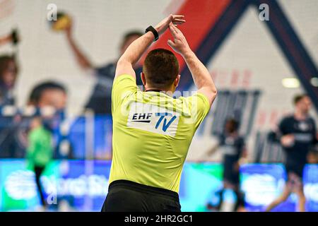 Illustrazione dell'arbitro che dichiara un timeout durante la EHF Champions League, partita di pallamano di fase di gruppo tra Paris Saint-Germain Handball e SG Flensburg-Handewitt il 24 febbraio 2022 allo stadio Pierre de Coubertin di Parigi, Francia. Foto di Victor Joly/ABACAPRESS.COM Foto Stock